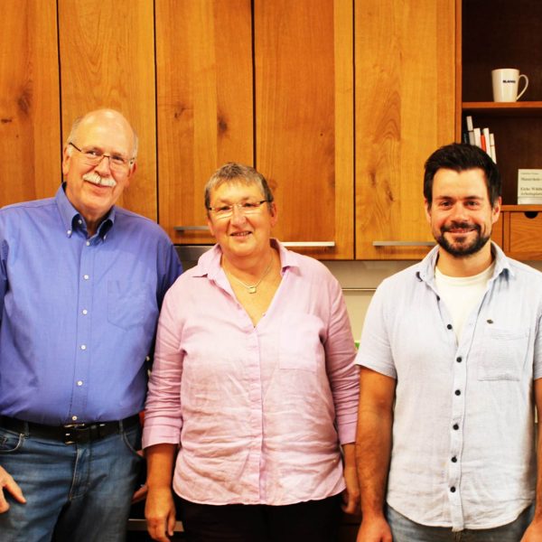 Familie Henche von den Möbelwerkstätten Henche mit Nachfolger Robert Ducherow in einer Ausstellungsküche