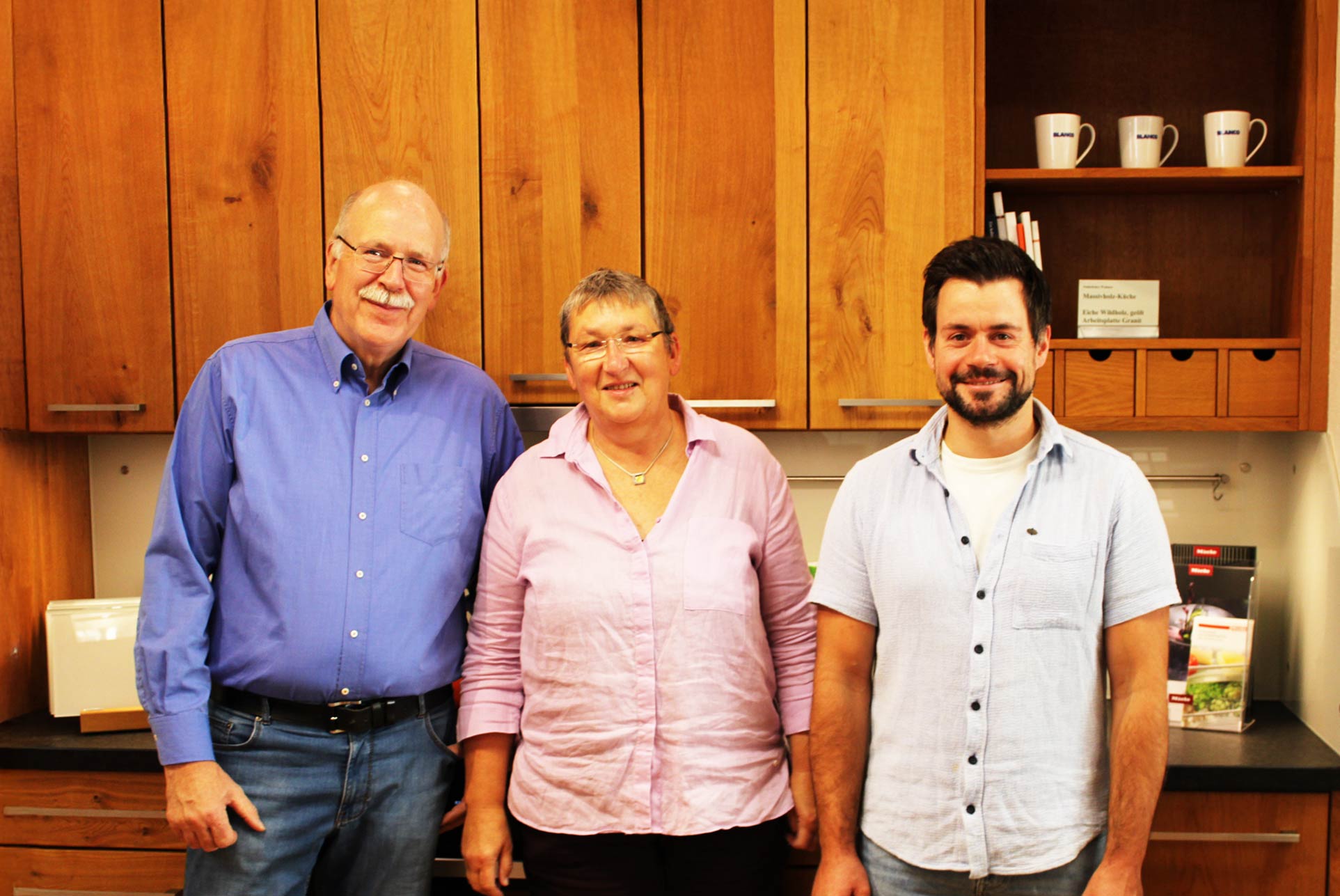 Familie Henche von den Möbelwerkstätten Henche mit Nachfolger Robert Ducherow in einer Ausstellungsküche